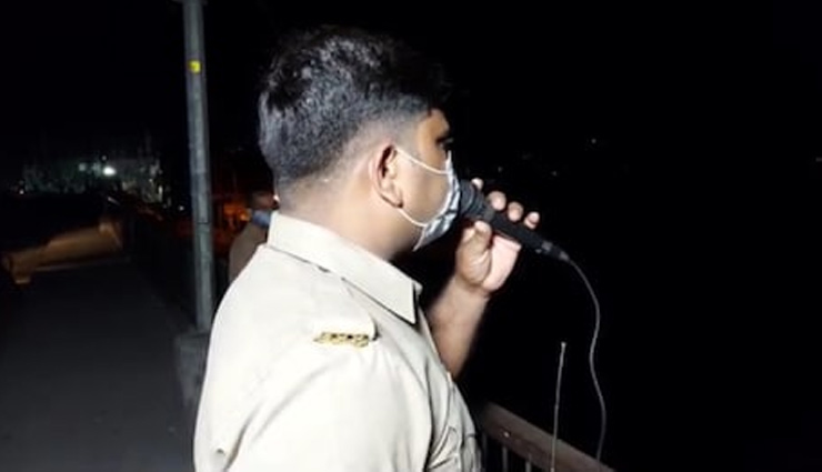 UP News: रात 12 बजे नदी किनारे हाथ में टॉर्च लेकर इकट्ठा हुए सैकड़ों लोग, मचा हड़कंप  