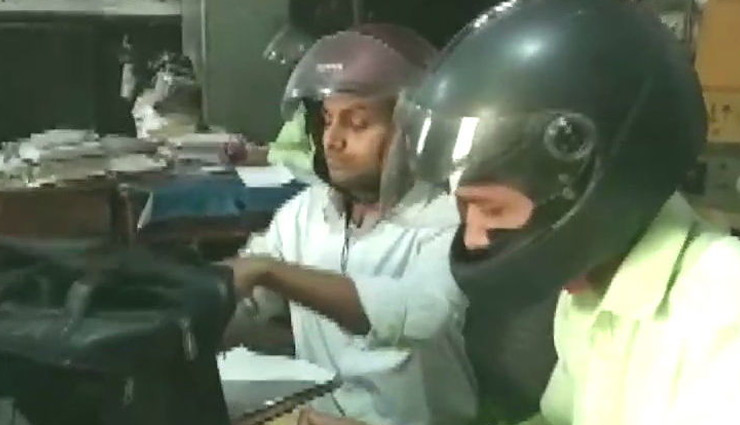 उत्तर प्रदेश : इस सरकारी दफ्तर में हेलमेट पहनकर काम करते है कर्मचारी, वजह चौकाने वाली