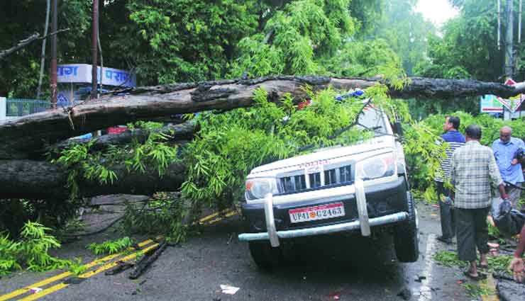 देश के कई राज्यों में भारी बारिश ने मचाई तबाही, उत्तर प्रदेश में बीते 60 घंटों में 43 मौते, दिल्ली में बाढ़ का अलर्ट 