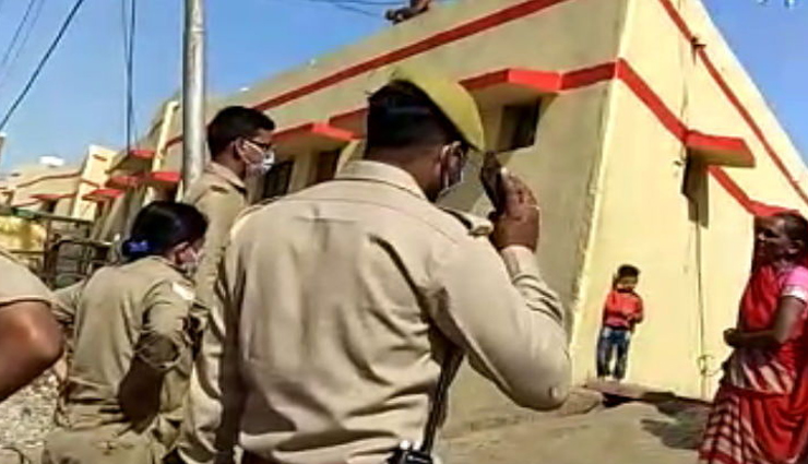 झांसी:  जुटी भीड़ को हटाने पहुंची पुलिस, लोगों ने की हाथापाई, 2 गिरफ्तार