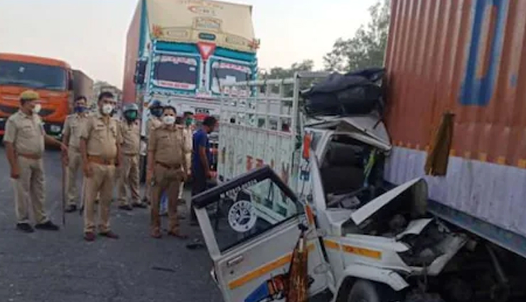 UP News: सड़क किनारे खड़े ट्रक को पिकअप ने मारी टक्कर, एक ही परिवार के 4 सदस्यों की मौत 