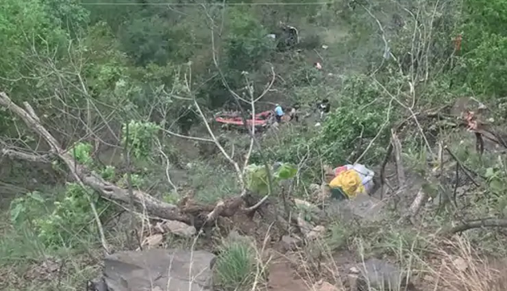 उत्तराखंड में 30 यात्रियों से भरी बस 200 फीट गहरी खाई में गिरी, 26 शव बरामद