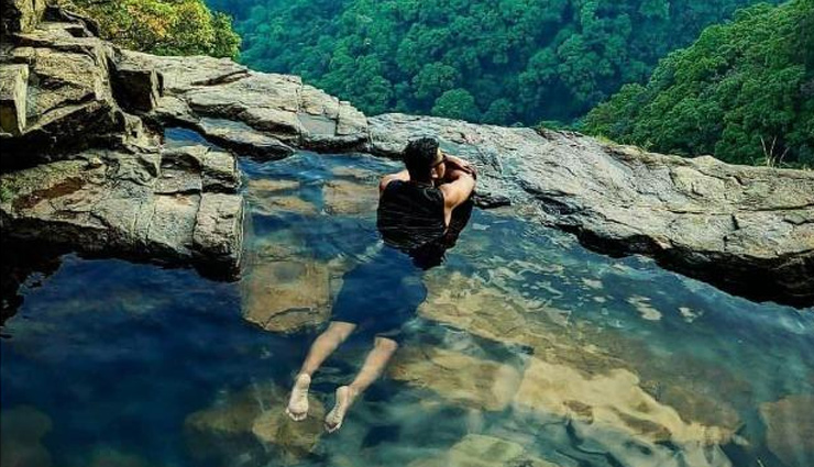 घने जंगलों और पहाड़ों के बीच बना है यह नेचुरल स्विमिंग पूल, तस्वीरें देख नहीं होगा यकीन