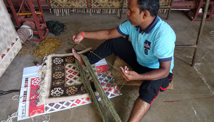 uttar pradesh,famous handicrafts of uttar pradesh,chikankari embroidery,varanasi brocade sarees,stonecraft,carpet weaving,brassware,glassware