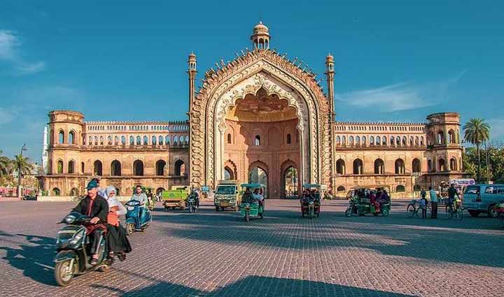 इन 10 ऐतिहासिक इमारतों से पर्यटकों का ध्यान अपनी ओर खींचता हैं उत्तरप्रदेश, लगता है लोगों का जमावड़ा 