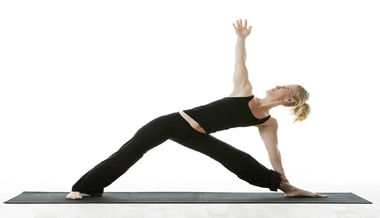 Yoga Day Special: तनाव से छुटकारा पाने में मदद करता है उत्थित त्रिकोणासन, जानें इसकी विधि और फायदे