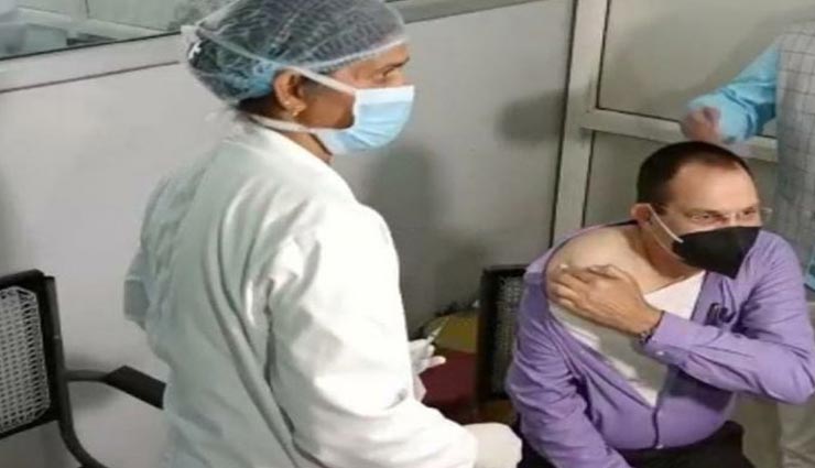 जयपुर : कलेक्टर नेहरा को वैक्सीन लगा हुई दूसरे चरण की शुरूआत, बोले- मैं खुद अच्छा फील कर रहा हूं