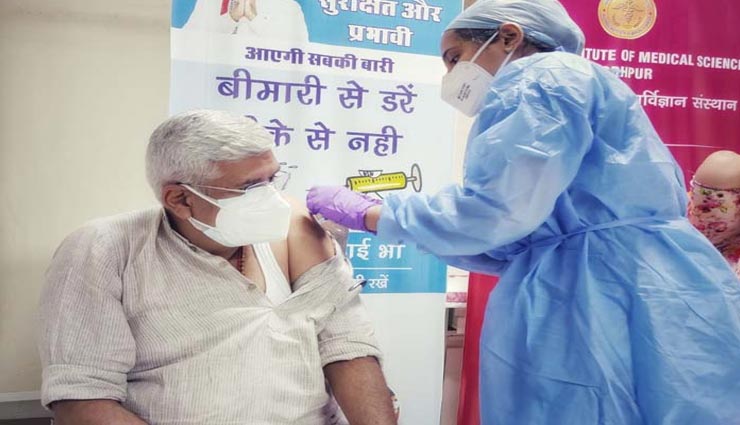जोधपुर : एम्स में पत्नी संग केंद्र मंत्री गजेन्द्र सिंह शेखावत ने भी अपनाया कोरोना सुरक्षा कवच