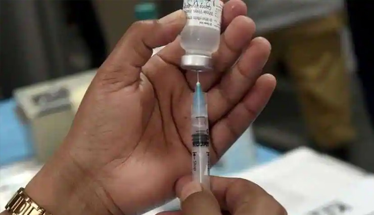 ऑक्सीजन के बाद अब दिल्ली में वैक्सीन की किल्लत, हेल्थ मिनिस्टर बोले- केवल 3-4 दिन का स्टॉक बचा