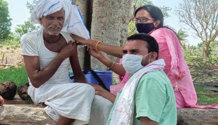 अलवर : कोरोना को हरा रहा यही जज्बा, 1000 फीट पहाड़ चढ़कर मेडिकल टीम ने ग्रामीणों को लगाई वैक्सीन