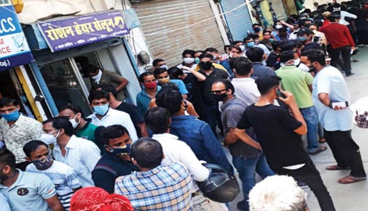 उदयपुर : कोरोना से बचने के लिए संक्रमण फैलाने का मामला, वैक्सीन की 200 डोज के लिए पहुंची 2000 की भीड़