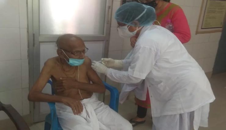 वाराणसी : कोरोना को हराने के लिए जरूरी हैं ऐसा जज्बा, वैक्सीन लगवाने खुद पहुंचे 125 साल के बुजुर्ग
