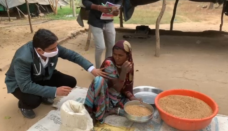 जालोर : कोरोना कहर के बीच वैक्सीन को लेकर अभी भी लोगों में डर, टीम पहुंची तो भागीं महिलाएं, नर्सिंगकर्मी जोड़ते रहे हाथ 