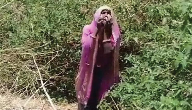 वैक्सीनेशन का ऐसा खौफ कि झाड़ियों में लाश के समान छुपी बुजुर्ग महिला, कहा- टीका लगाऊंगी तो मर जाऊंगी