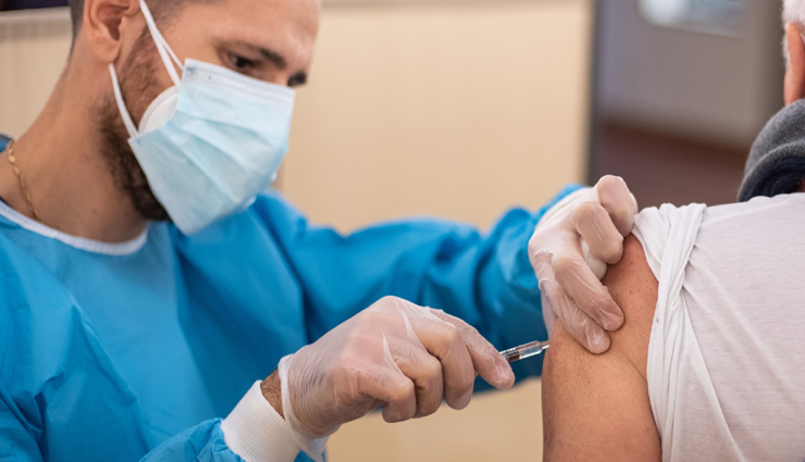 दिल्ली के मुख्यमंत्री ने कोरोना योद्धाओं को दी बधाई, 100 प्रतिशत लोगों को लगी वैक्सीन की पहली डोज