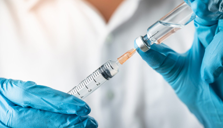 MP: पीपुल्स हॉस्पिटल पर लगा धोखे से 600 से ज्यादा लोगों को कोरोना वैक्सीन लगाने का आरोप, बीमार पड़े लोग