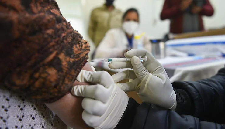 UP Corona Vaccination: एक दिन में रिकॉर्ड 3.3 लाख लोगों को लगा कोरोना का टीका