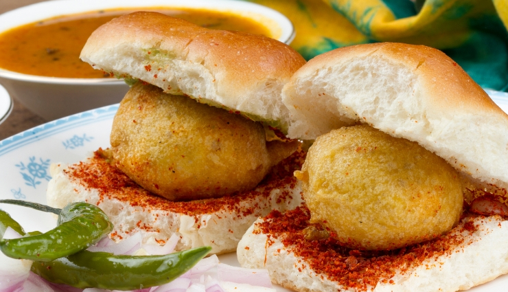 मुंबई के वड़ा पाव की तारीफ करते नहीं थकते लोग, इसका स्वाद सबको कर देता है मोहित #Recipe