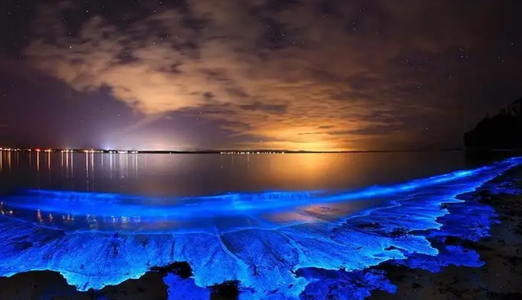 10 tourist attractions in maldives,must-visit places in maldives,top maldives tourist spots,popular islands in maldives,best beaches maldives,maldives honeymoon destinations,male atoll maldives,maldives snorkeling spots,vaadhoo island bioluminescence,rangali island luxury resorts,hanifaru bay marine life.