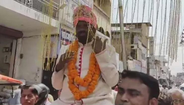 शाहजहांपुर : दूल्हा बनकर नामांकन करने पहुंचे संयुक्त विकास पार्टी के प्रत्याशी, बोला- 'मैं राजनीति का दामाद हूं'