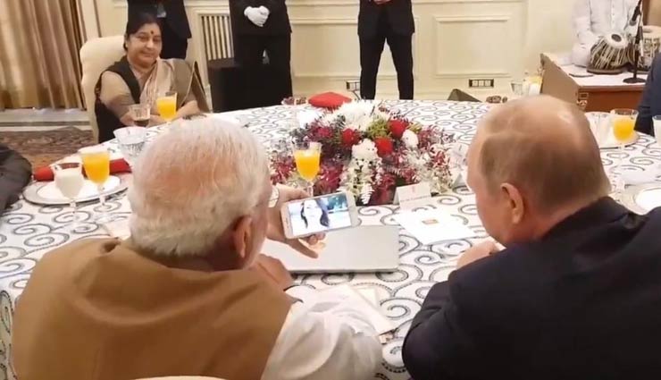 नरेंद्र मोदी ने व्लादीमीर पुतिन को रूसी कलाकार के गाए गांधी भजन 'वैष्णव जन तो...' का वीडियो दिखाया