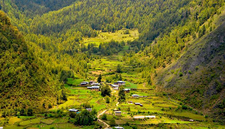 valleys to visit around the world,beautiful valleys,valley of ten peaks,banff national park,canada,barun valley,nepal,khumbu valley,haa valley,bhutan,jiuzhaigou valley,china,lotschental valley,switzerland,valley of flowers,india,jammu kashmir valley,india,azad kashmir valley,pakistan,hunza valley,kaghan valley