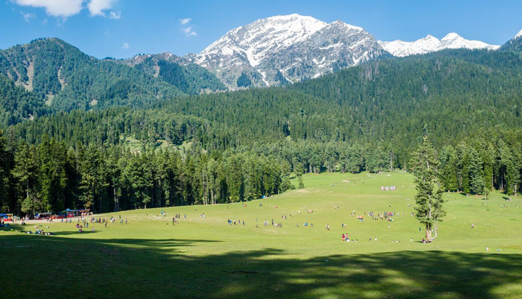 valleys to visit around the world,beautiful valleys,valley of ten peaks,banff national park,canada,barun valley,nepal,khumbu valley,haa valley,bhutan,jiuzhaigou valley,china,lotschental valley,switzerland,valley of flowers,india,jammu kashmir valley,india,azad kashmir valley,pakistan,hunza valley,kaghan valley