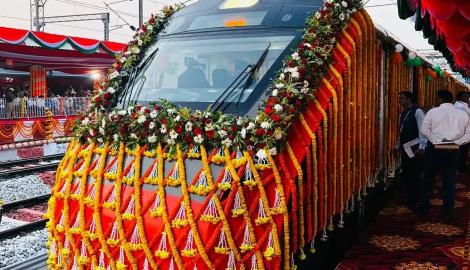 वंदे भारत लॉन्च पर RSS गीत गाने को लेकर बढ़ा विवाद, स्कूल प्रबंधन ने छात्रों का किया समर्थन, बोले - यह देशभक्ति गीत है