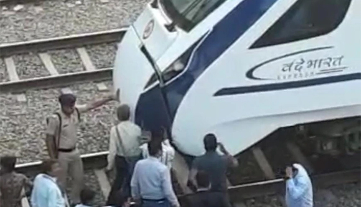 फिर हादसे का शिकार हुई वंदे भारत, गाय के टकराने से खुल गया ट्रेन का बोनट