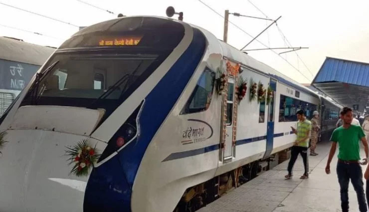 'वंदे भारत एक्सप्रेस' को अमित शाह ने दिखाई हरी झंडी, कटरा जानेवाले यात्रियों का बचाएगी 4 घंटा