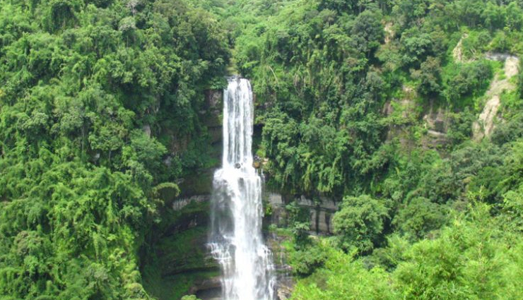 india stunning waterfalls,must-visit waterfall destinations,scenic waterfall spots,natural wonders of india,picturesque waterfall getaways,waterfall sightseeing in india,famous indian waterfalls,traveling to india waterfalls,exploring nature beauty in india,india captivating waterfall landscapes