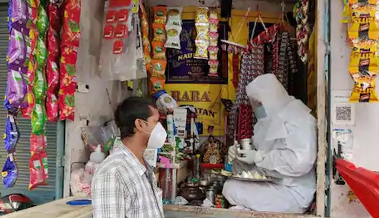 उत्तर प्रदेश / कोरोना से बचाव, PPE किट पहनकर बेच रहा है बनारसी पान