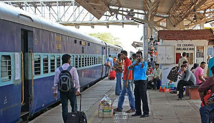 कोरोना वायरस : लोगों को जागरूक करने के लिए वाराणसी रेलवे स्टेशन पर बजा अनोखा संदेश, यात्रीगण कृपया ध्यान दें... 