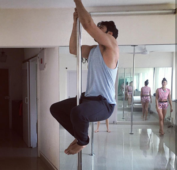 PHOTOS - जैकलिन के पोल डांस को टक्कर देने आया यह बॉलीवुड स्टार, फोटो हुई वायरल varun dhawan,judwaa2,jacqueline fernandez,poll dance,bollywood,bollywood gossips