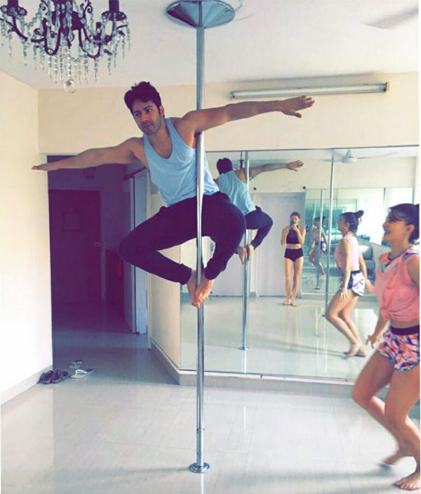 PHOTOS - जैकलिन के पोल डांस को टक्कर देने आया यह बॉलीवुड स्टार, फोटो हुई वायरल varun dhawan,judwaa2,jacqueline fernandez,poll dance,bollywood,bollywood gossips