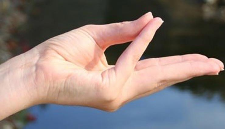 Yoga Day Special: त्वचा में प्राकृतिक निखार लेकर आती है वरुण मुद्रा, जानें इसकी विधि और फायदे