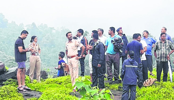 1 dead, 12 missing from Vasai waterfall