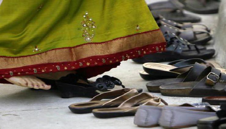 पैसों की तंगी दूर कर सकतें है जूते-चप्पल से जुड़े ये वास्तु टिप्स