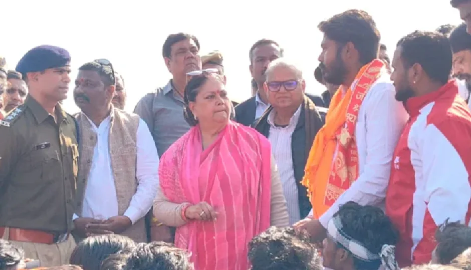 कोटा में मृत गायों के खुले में फेंके जाने पर वसुंधरा राजे का कड़ा रूख, अधिकारियों को लगाई फटकार