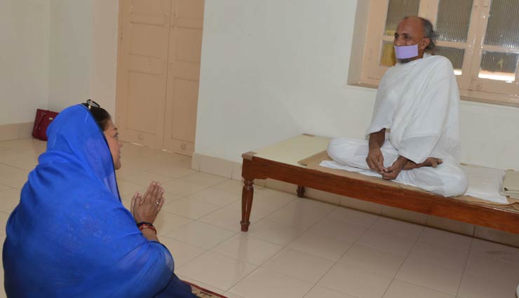 मुख्यमंत्री श्रीमती वसुन्धरा राजे ने जैन मुनिश्री से आशीर्वाद लिया