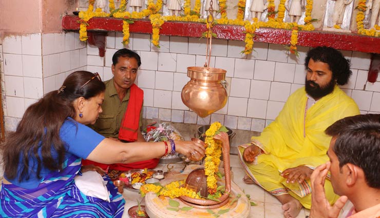 मुख्यमंत्री वसुन्धरा राजे ने घोटिया आंबा तीर्थ पर पूजा-अर्चना की