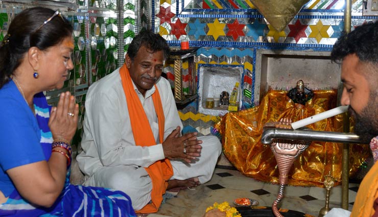 मुख्यमंत्री वसुन्धरा राजे ने बेणेश्वर धाम में पूजा-अर्चना की