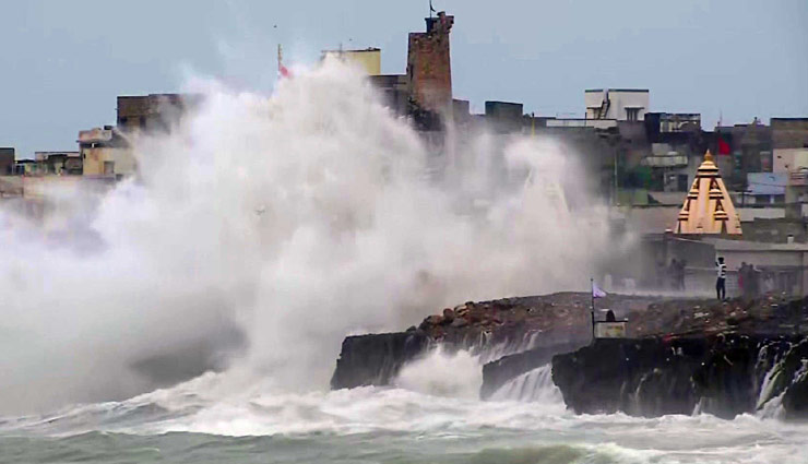 गुजरात : नहीं टला 'वायु' का खतरा, कच्छ तट पर दस्तक देने की संभावना