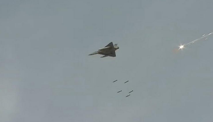 पुलवामा हमले के बीच पोखरण में भारत ने PAK को दिखाई वायुसेना की ताकत, 2 घंटे तक गरजते रहे 130 फाइटर जेट, गिराए रॉकेट-बम