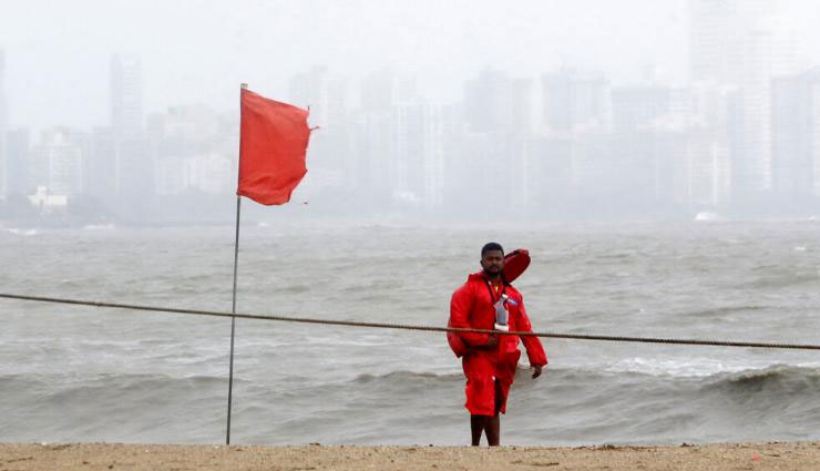 गुजरात के तट से आज टकराएगा 'वायु' तूफान, तटरक्षक बल, सेना, नौसेना, वायु सेना अलर्ट पर, लाखों लोगों को सुरक्षित जगह पहुंचाया गया