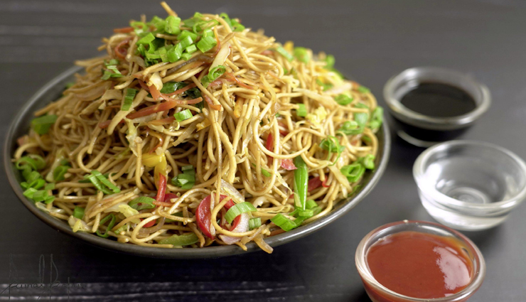 बाजार से अच्छा हैं घर पर ही बनाए वेज चाउमीन, बच्चों के चहरे पर आएगी मुस्कान #Recipe 