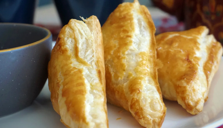 super cheesy vegetable puffs,recipe of vegetable puffs,cheesy vegetable puffs,veg puff recipe,hunger struck,food,easy recipe