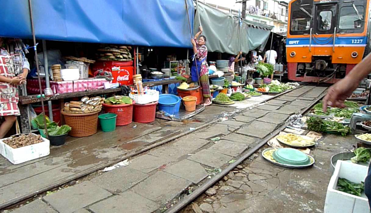 VIDEO : भरी सब्जी मंडी के बीच से गुजरती हुई ट्रेन का नजारा कर देगा आपको हैरान!