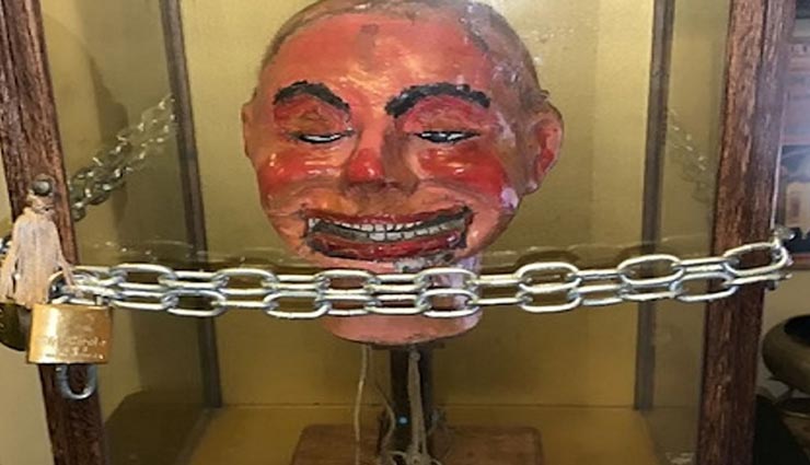 रात में हिलती इस गुडिया की कहानी रोंगटे खड़े करने वाली, चेन व ताले से किया गया इसको बंद