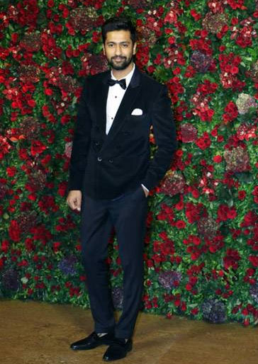 ब्लैक सूट में रणवीर और रेड गाउन में दीपिका, कमाल की लग रही थी इनकी जोड़ी, देखे तस्वीरें bollywood,deepika padukone,ranveer singh,deepika ranveer reception,deepika padukone reception party pics